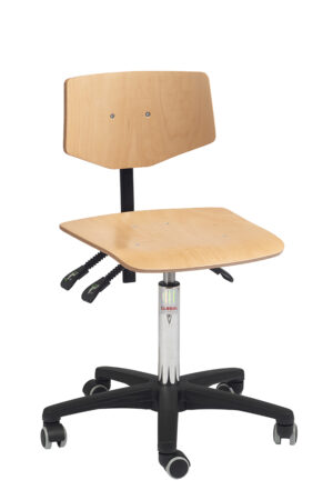 Praktisk stol med sæde og ryglæn i formspændt, lakeret plywood.