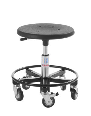 Montørstol med sort stålbase, fodring og formstøbt PU‑sæde samt 75 mm hjul.